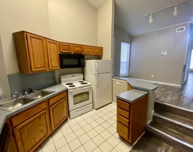 9823 Summerwood Circle - Photo Thumbnail 7
