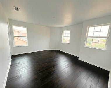 4405 Elderberry Street - Photo Thumbnail 13