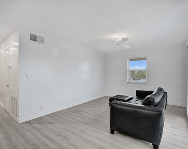 2862 Ne 32nd Street - Photo Thumbnail 8
