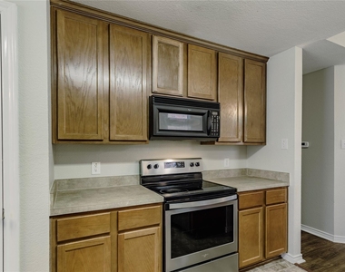 8915 Wild Rose Lane - Photo Thumbnail 7