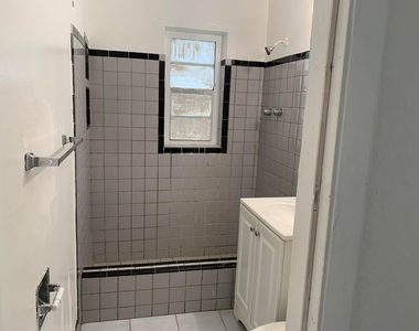 810 S 19th Avenue - Photo Thumbnail 5