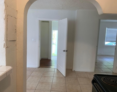 810 S 19th Avenue - Photo Thumbnail 4