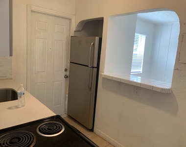810 S 19th Avenue - Photo Thumbnail 6