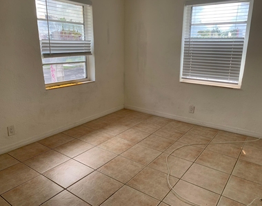 810 S 19th Avenue - Photo Thumbnail 3