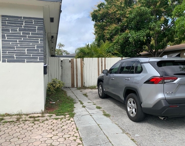 810 S 19th Avenue - Photo Thumbnail 1