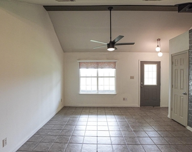 1044 N King Road - Photo Thumbnail 5