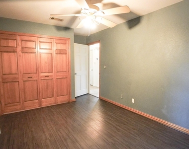 1044 N King Road - Photo Thumbnail 16