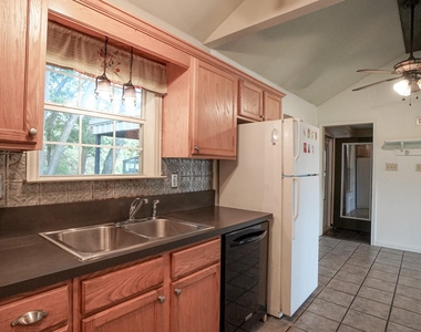 1044 N King Road - Photo Thumbnail 10