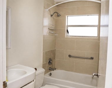120 Seville - Photo Thumbnail 10