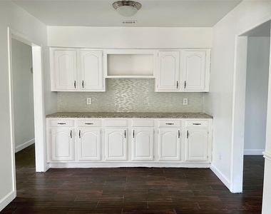 1305 W Spring Creek Parkway - Photo Thumbnail 5
