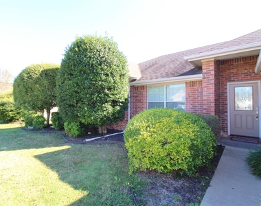 6218 Bentwood Drive - Photo Thumbnail 2