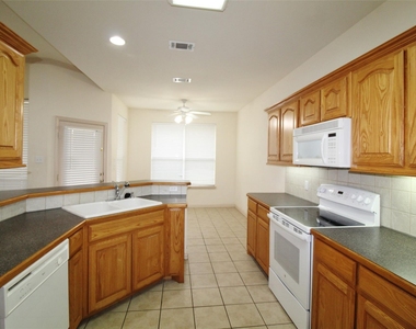 6218 Bentwood Drive - Photo Thumbnail 7