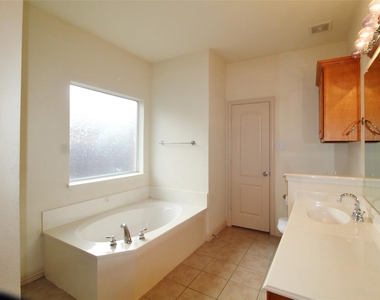 6218 Bentwood Drive - Photo Thumbnail 9