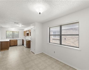 2205 Foxcroft Lane - Photo Thumbnail 21