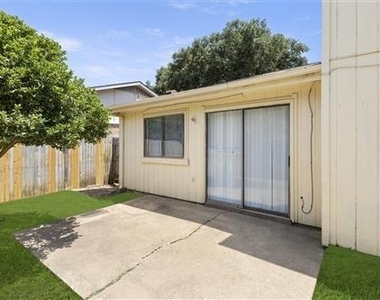 2205 Foxcroft Lane - Photo Thumbnail 24