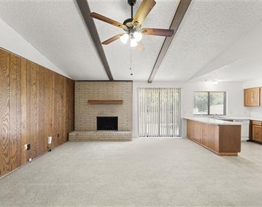 2205 Foxcroft Lane - Photo Thumbnail 4