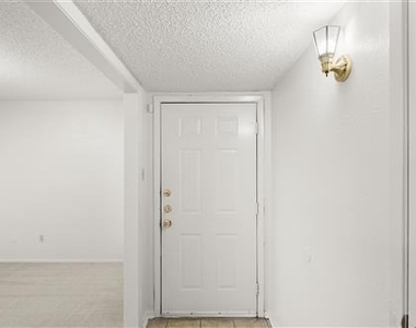 2205 Foxcroft Lane - Photo Thumbnail 19