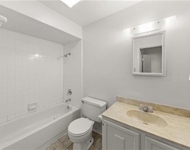 2205 Foxcroft Lane - Photo Thumbnail 13