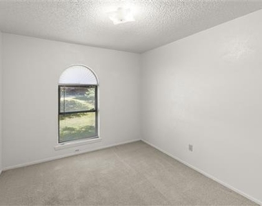 2205 Foxcroft Lane - Photo Thumbnail 15