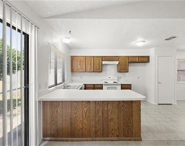2205 Foxcroft Lane - Photo Thumbnail 5