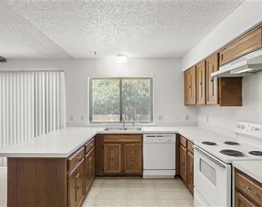 2205 Foxcroft Lane - Photo Thumbnail 8