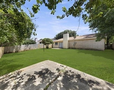 2205 Foxcroft Lane - Photo Thumbnail 26
