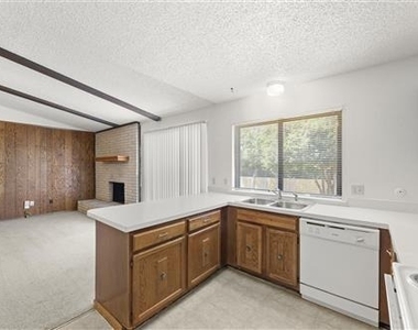 2205 Foxcroft Lane - Photo Thumbnail 9