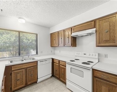 2205 Foxcroft Lane - Photo Thumbnail 6