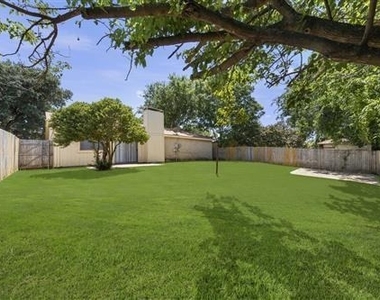 2205 Foxcroft Lane - Photo Thumbnail 27