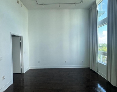 1900 N Bayshore Drive - Photo Thumbnail 4