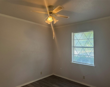 1229 Greenbrier Drive - Photo Thumbnail 8