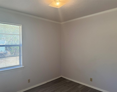 1229 Greenbrier Drive - Photo Thumbnail 10