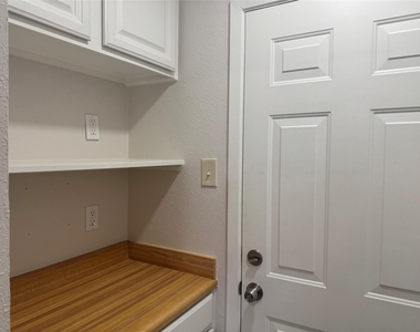1229 Greenbrier Drive - Photo Thumbnail 6