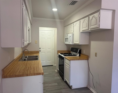 1229 Greenbrier Drive - Photo Thumbnail 4