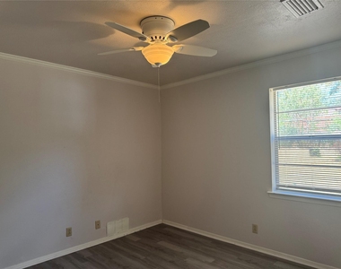 1229 Greenbrier Drive - Photo Thumbnail 11