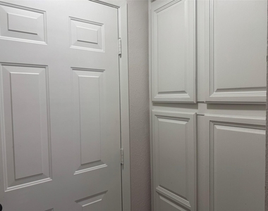 1229 Greenbrier Drive - Photo Thumbnail 7