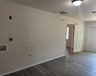 1229 Greenbrier Drive - Photo Thumbnail 13