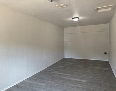 1229 Greenbrier Drive - Photo Thumbnail 14