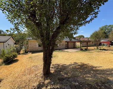 1229 Greenbrier Drive - Photo Thumbnail 15