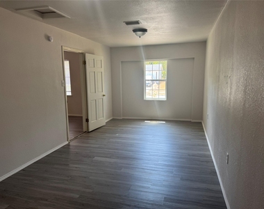 1229 Greenbrier Drive - Photo Thumbnail 12