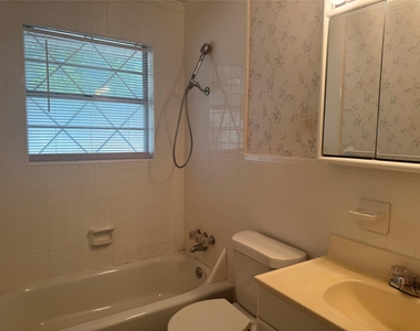 1229 Greenbrier Drive - Photo Thumbnail 9