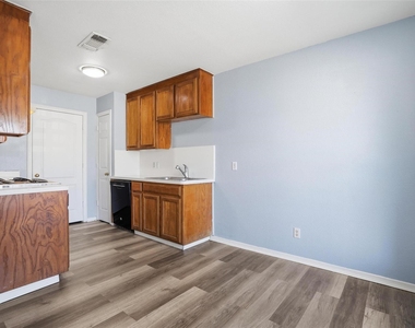 609 Race Street - Photo Thumbnail 3