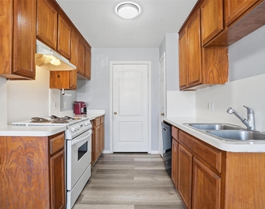 609 Race Street - Photo Thumbnail 5