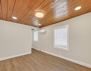 115 S Morris Street - Photo Thumbnail 3