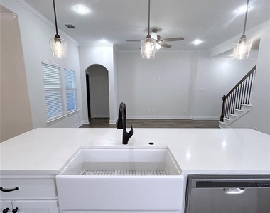 8406 Grant Lane - Photo Thumbnail 3