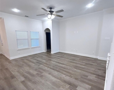8406 Grant Lane - Photo Thumbnail 4