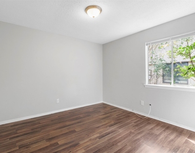 609 Shadyglen Drive - Photo Thumbnail 9