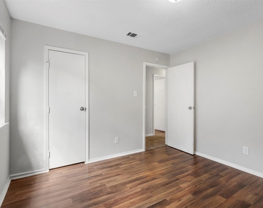 609 Shadyglen Drive - Photo Thumbnail 8