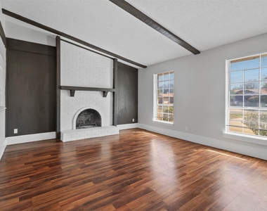 609 Shadyglen Drive - Photo Thumbnail 3