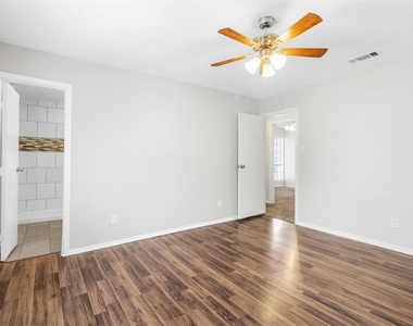 609 Shadyglen Drive - Photo Thumbnail 6